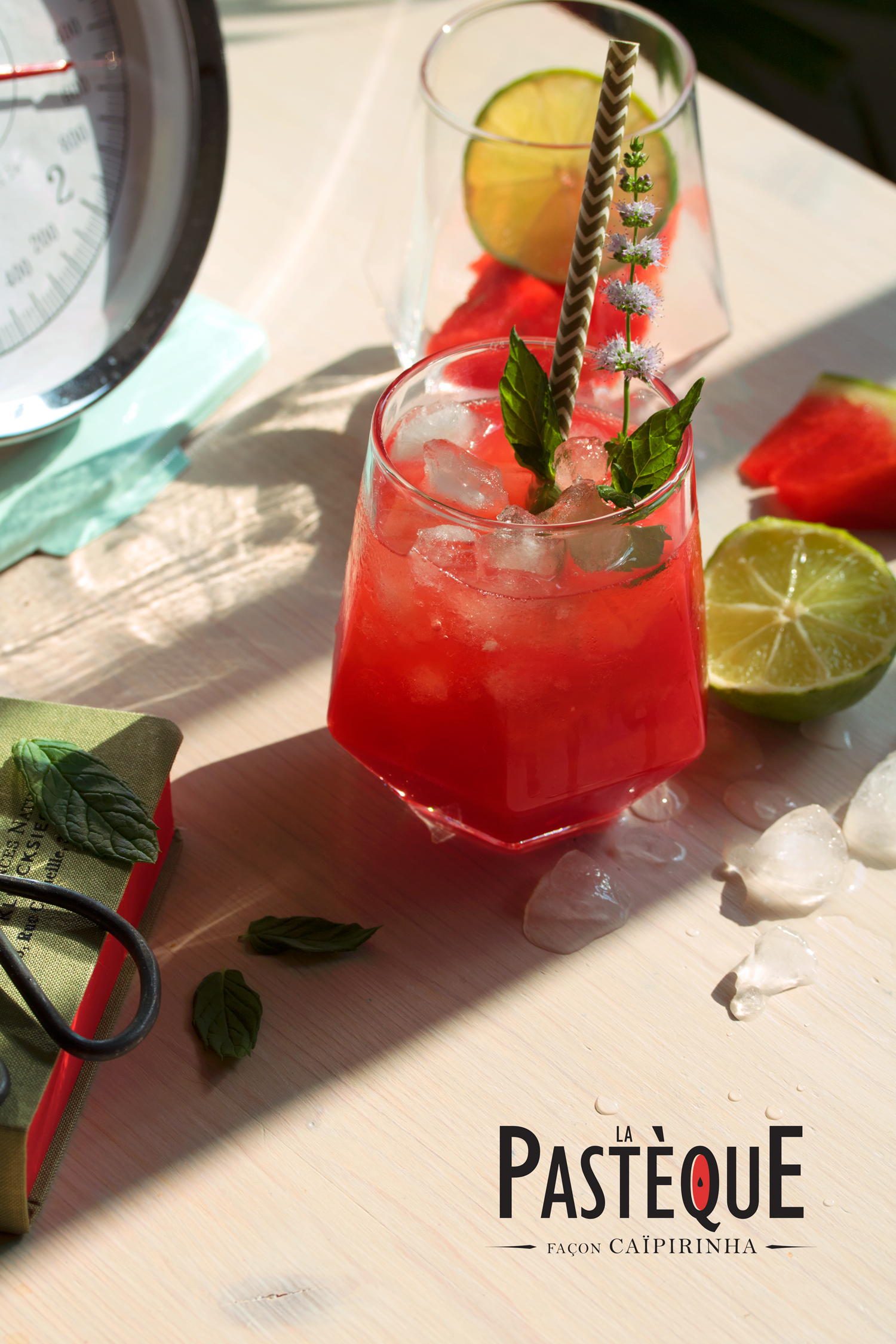 Pastèque Caipirinha Et Eau Dans Un Verre Transparent Avec Cocktail